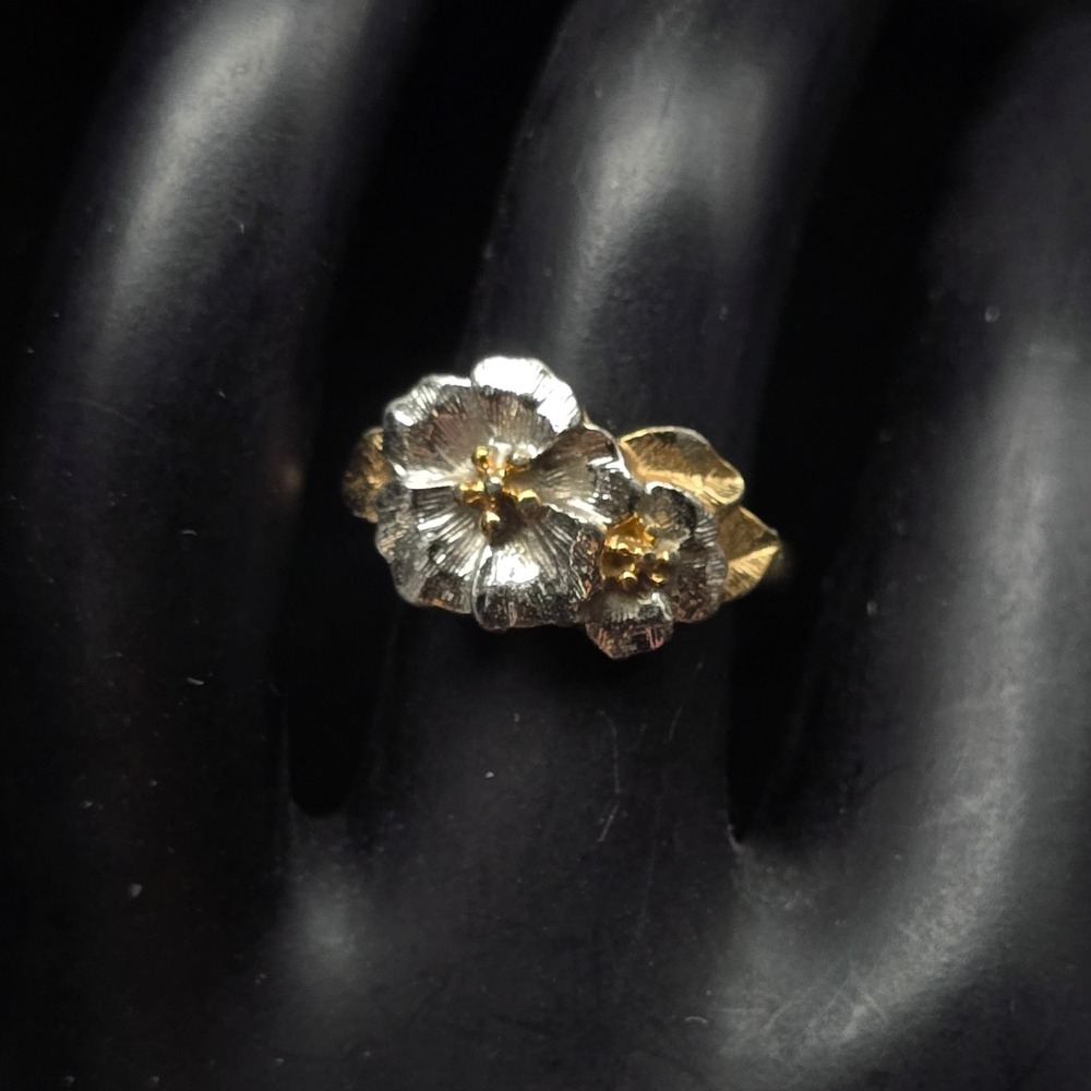Avon Two Tone Flower Ring Size 4.75 Vintage Costume Jewelry